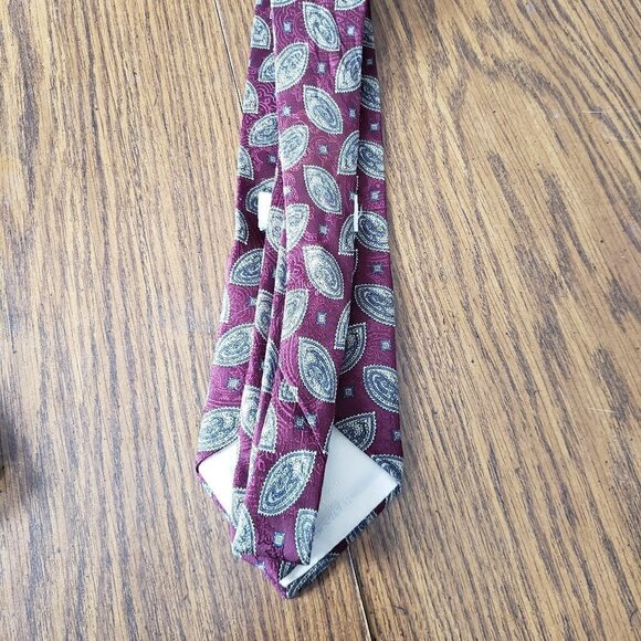 Tom James Red Paisley Pattern All Silk Necktie - Picture 2 of 6
